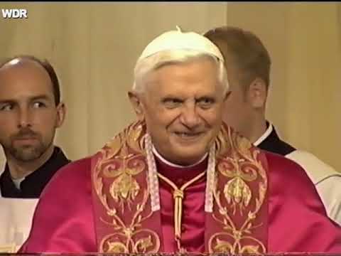 Benedikt XVI  mit Seminaristen aus aller Welt in St  Pantaleon   Weltjugendtag Köln 2005