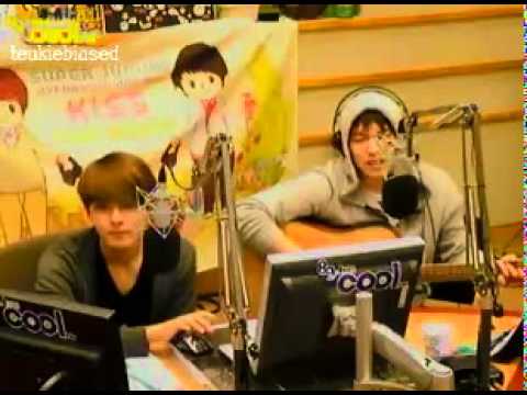 120410 Sukira - Sungmin on the guitar [자유인]