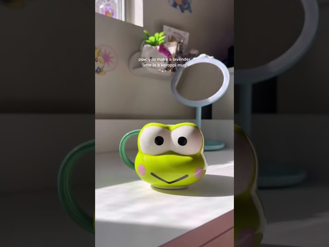 Vídeo relacionado con Keroppi - Taza verde con licencia oficial de Sanrio Hello Kitty & Friends 400 ml, taza de café grande de cerámica para té y chocolate caliente, regalo kawaii para niñas, mujeres y adolescentes