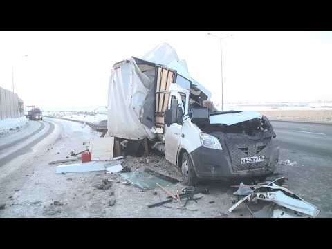 "Газель" с прицепом размоталась о стоячий снегоуборочный самосвал