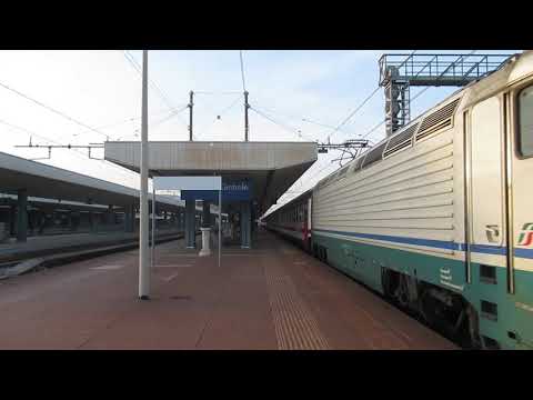 Intercity 1545 con E402.172 in livrea xmpr, in partenza da Pescara Centrale.