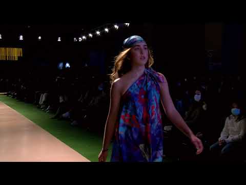 Fátima Arrieta en el desfile inaugural del @Rastrillo2021 #LoImportanteEsAyudar