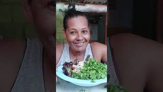 COMENDO SALADA DE COLVE FEIJÃO ARROZ E CARNE ASSADA 