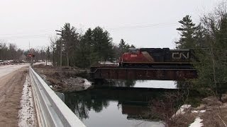 preview picture of video 'TRESSPASSERS! CN 8903 at Washago (13APR2014)'