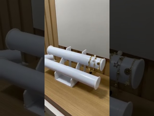 Vídeo relacionado con BUTIFULSIC Soporte para Exhibición de Relojes de Resina Forma de Teletubby, Organizador Elegante para Joyas y Pulseras, Adecuado para Tocador o Mesita de Noche