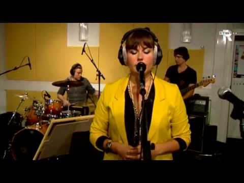 SARA BONNE - LIFE HAPPENS Live uit Lloyd Tv Rijnmond