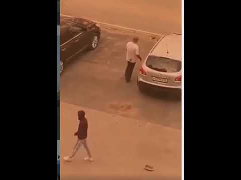 Видеофакт: В Якутске побили вандала, который бросался на автомобили Видеофакт: В Якутске побили вандала, который бросался на автомобили