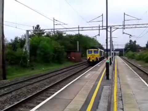 Acton Bridge 6.6.2013 - Freightliner 66537 running light WCML