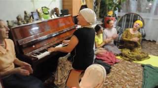 Зажигательный киртан наших духовных сестер!!!