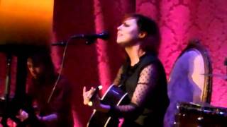 Anna Nalick performs &quot;Lullaby Singer&quot; Live