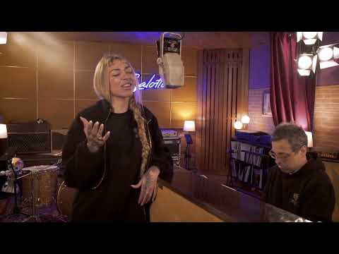 Adriana Hamilton - FAR AWAY (Live Session)