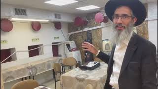 ספריה עם הקדשה לבית המדרש (הרב אליעזר לוי) - התמונה מוצגת ישירות מתוך אתר האינטרנט יוטיוב. זכויות היוצרים בתמונה שייכות ליוצרה. קישור קרדיט למקור התוכן נמצא בתוך דף הסרטון ספריה עם הקדשה לבית המדרש (הרב אליעזר לוי) - התמונה מוצגת ישירות מתוך אתר האינטרנט יוטיוב. זכויות היוצרים בתמונה שייכות ליוצרה. קישור קרדיט למקור התוכן נמצא בתוך דף הסרטון