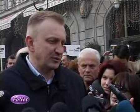 Đilas na štandu DS u Knez Mihailovoj ulici (1/4)