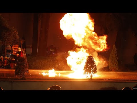 PD i vë FLAKËN kryeministrisë, gjuajnë me MOLOTOVË/ PAMJE LIVE nga protesta