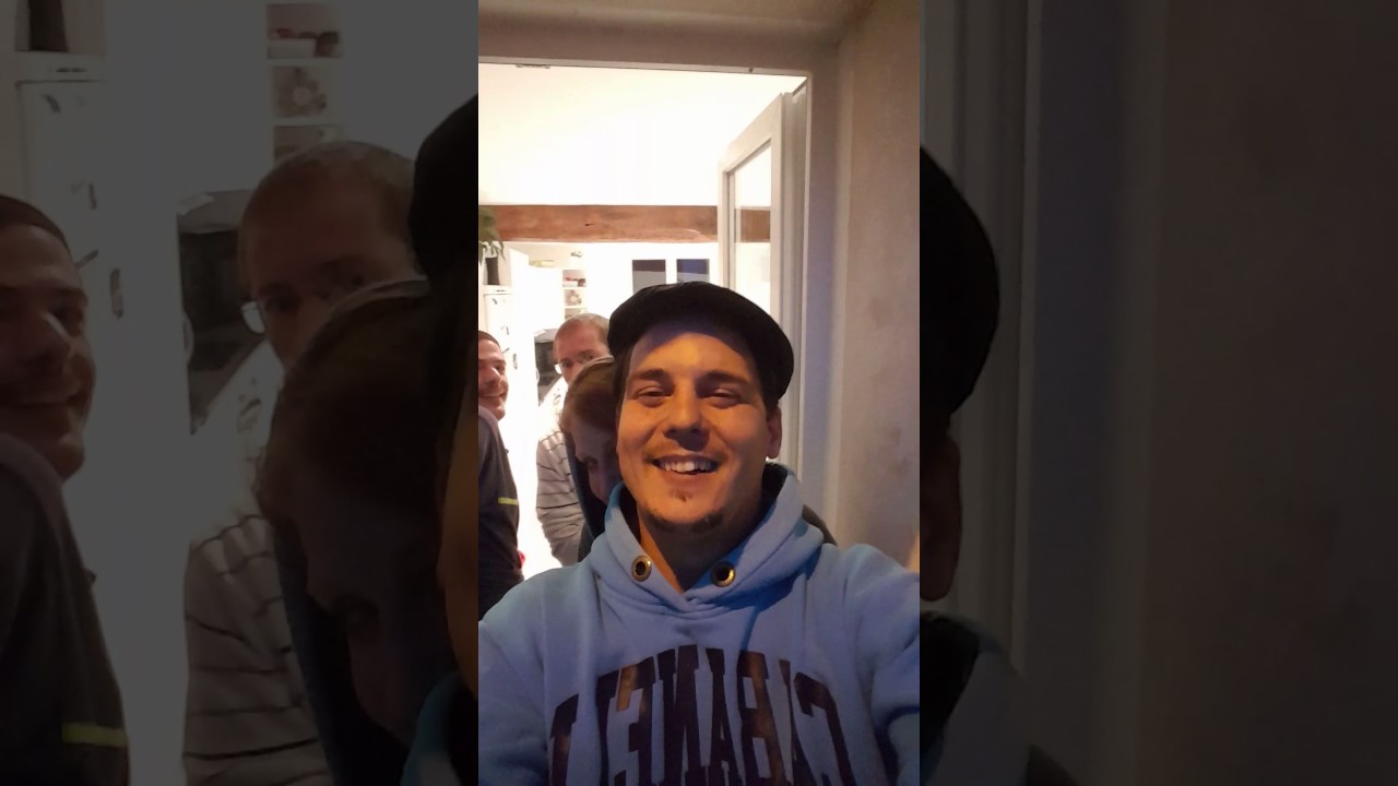 Watch video Qu'est ce qui est blanc et qui attend  Qu'est ce qui est blanc et qui attend