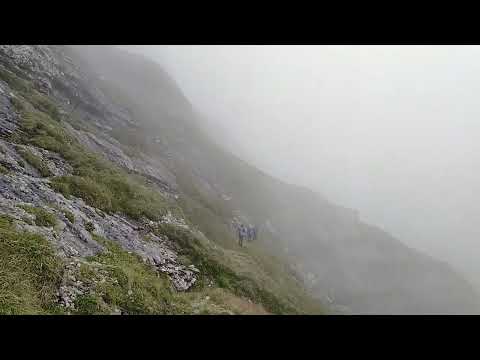 PRIN CEATA PE UN TRASEU NEMARCAT ; BRANA VAII ALBE DIN BUCEGI