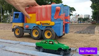Caminhão de Lixo pegando os carrinhos quebrados