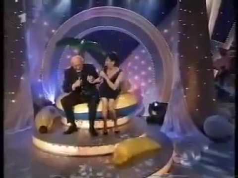 Frau rutscht auf Banane aus