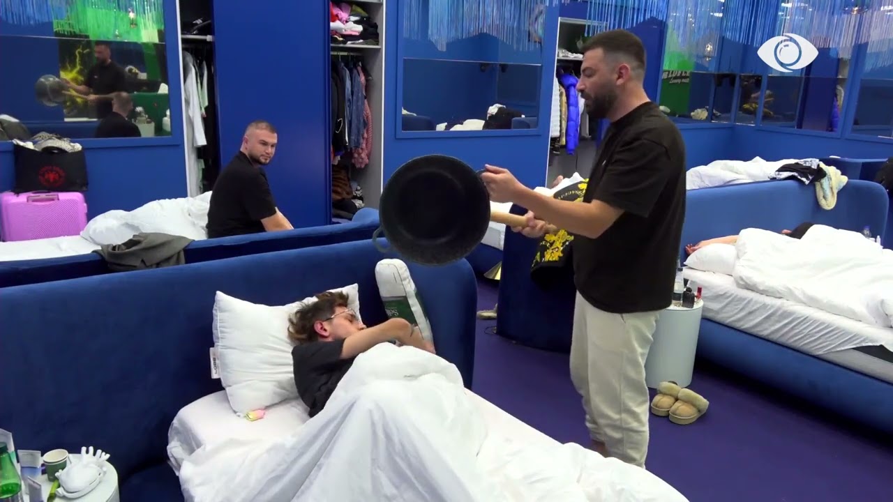 “Çohu denigrues”/ Kelly zgjon Vserlon duke i rënë tenxheres