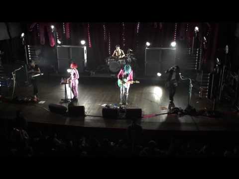 Itchin' On A Photograph (Live) - Grouplove