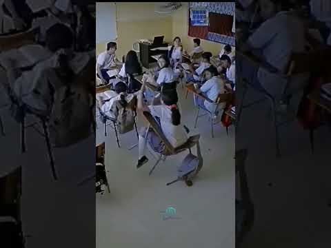 حاولت الطالبة ان تلعب في الكرسي اثناء الحصة!! #shorts