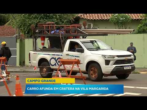 Carro afunda em cratera após obra de canalização de gás ceder