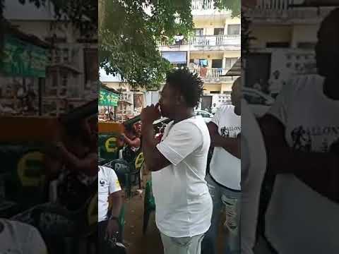 Ce Monsieur est un véritable griot.  Bravo 👏 Francky zouglou.