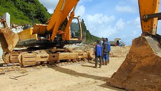 Proses Pasang Track Beko Excavator Besar Di Lokasi Proyek Pelabuhan
