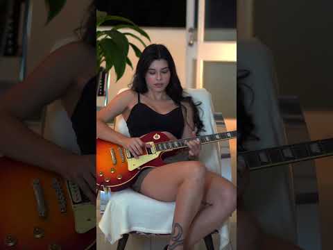 Civil war 🌹#GunsNRoses What’s your favorite guitar intro? - Larissa Liveir #guitar #guitargirl