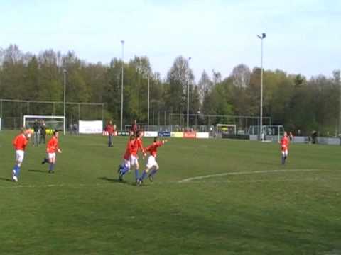 Viola scoort het derde doelpunt