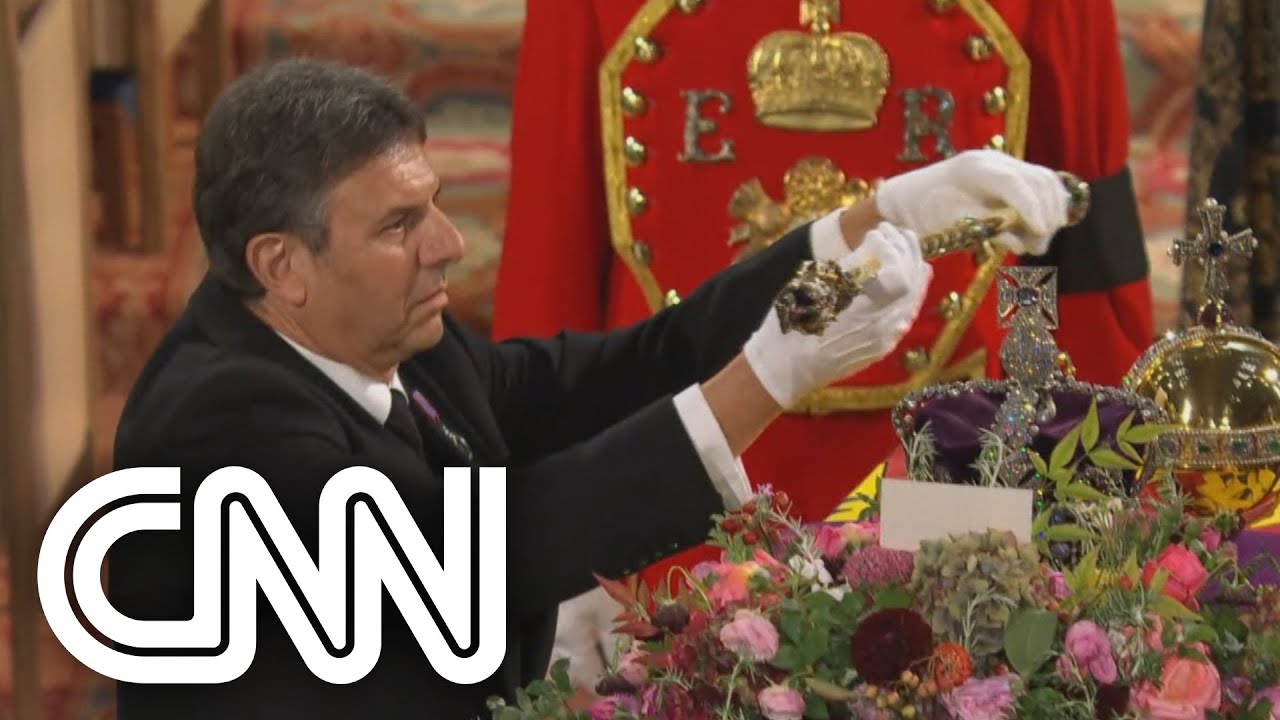 Veja o momento da retirada do cetro, da coroa e da quebra do bastão em Windsor | LIVE CNN