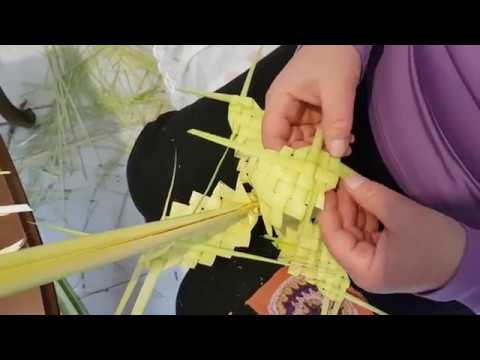 La laboriosa lavorazione nell'intrecciare una Palma how to make a palm San Pier Niceto (ME) 12/04/19