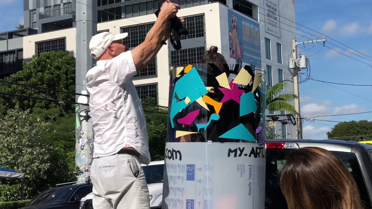 aNa artiste à Wynwood le quartier Street Art de Miami. Elle invite les gens à jouer avec son protocole d'art-social interactif dans la rue.