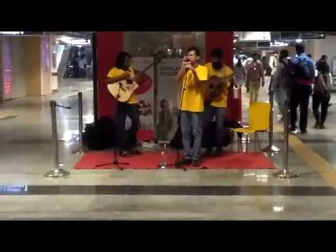 Nalasopara music band group perform in mumbai metro station