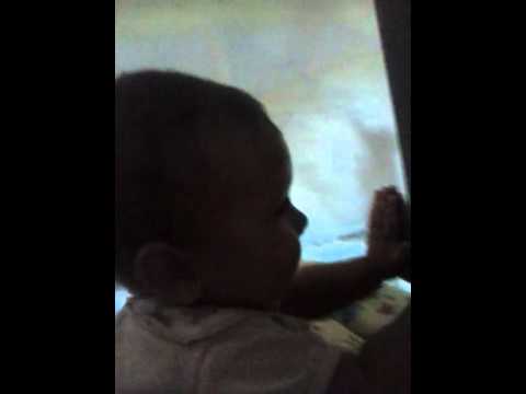 Bebe conversando com o espelho..ASHLEY