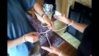 Download lagu Ini Caranya Trik Permainan Melepaskan Tali yang di ikat di Tangan mp3