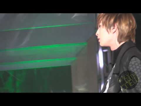 [FANCAM] 111231 Onew- The sexiest lucifer (rock vers.) + SHINee is back @ |\/|!3C Gay0 Da3jun