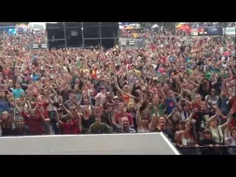 Shtetl Superstars - Funny English ROCKING THE CROWD at Colours of Ostrava - stage view