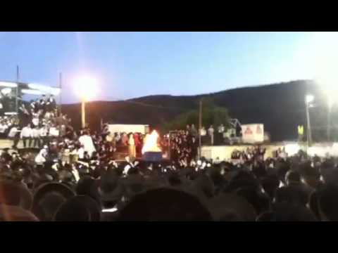 Toldos Aharon rebbe lighting the fire in miron