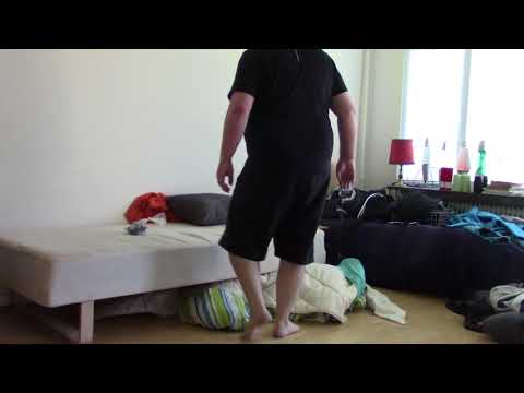 MongoTV_1058 - BREAKING - John Støvsuger Og Reder Seng i Stuen Imens Snakker