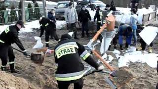 preview picture of video 'Powódź (Flood) Wyszków 4.03.2010 - TRRIO w akcji. Ratowniczy sprzęt przeciwpowodziowy'