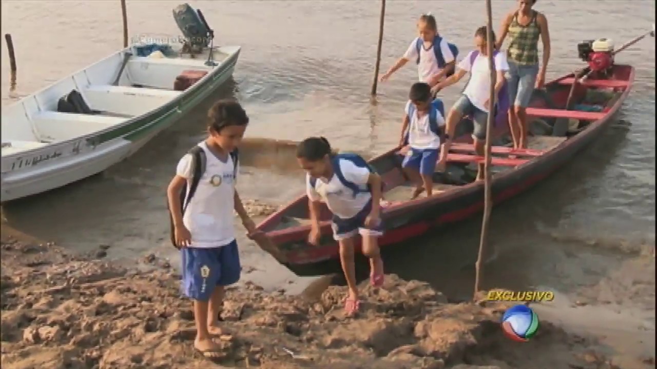 Por conta própria, crianças atravessam o rio Amazonas de barco para chegar à escola