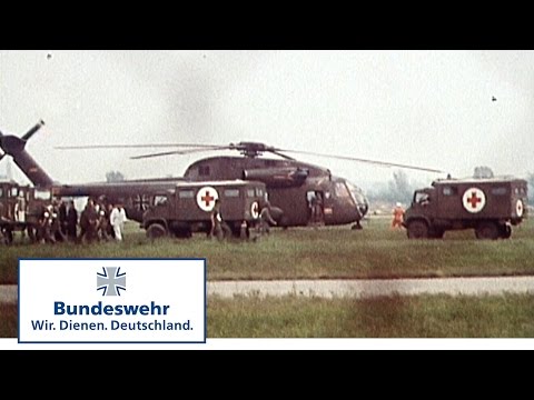 Classix: Sanitäter arbeiten Hand in Hand während der Übung „Grüner Laubfrosch“ (1974) - Bundeswehr