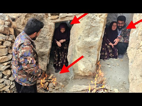 "A Romantic Experience in the Rain: A Couple and a Mountain Challenge"