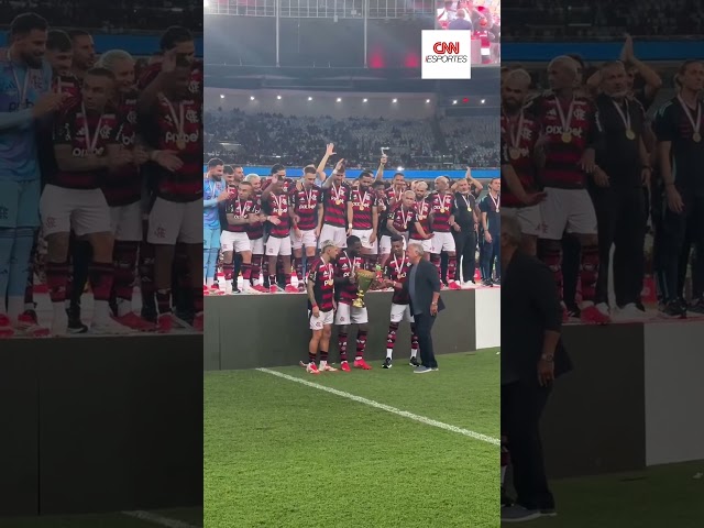 Zico entrega troféu de campeão carioca para jogadores do Flamengo | CNN ESPORTES