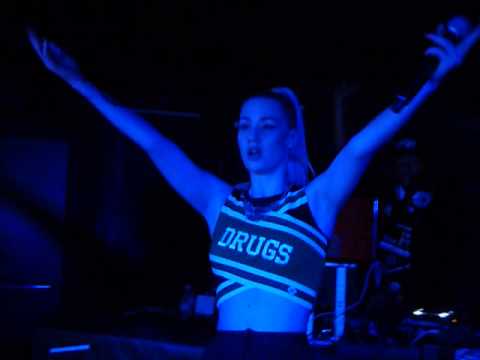 Iggy Azalea Beat Down Live in Paris at The Social Club November 27th 2012 Jumps over us !