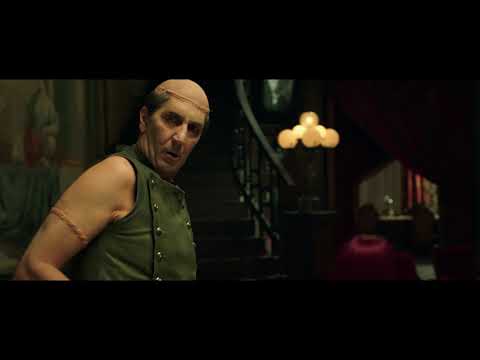 Una Famiglia Mostruosa - Clip "Tintarella di Luna"