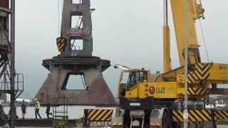 preview picture of video 'Shipyard crane is placed on a pontoon boat. By firm Saan. The Netherlands.'