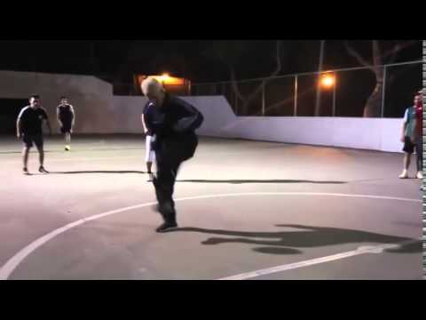 Alter Mann spielt Fußball