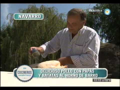 Pollo al horno de barro con papas y batatas en Navarro